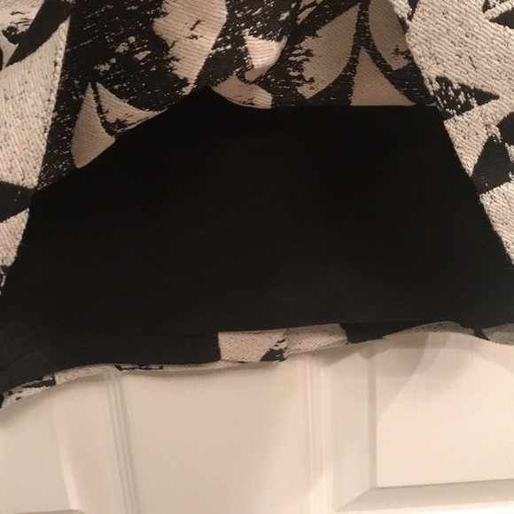 Hugo Boss brand size 8 lined straight skirt with zipper closure - Picture 5 of 7